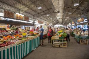 昂蒂布Ancre du Cap的一群人,在市场上有水果和蔬菜