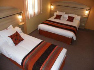 蒙布里松弗艾明星酒店的一间酒店客房,房间内设有两张床