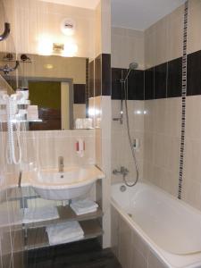 蒙布里松弗艾明星酒店的浴室配有盥洗盆和浴缸。