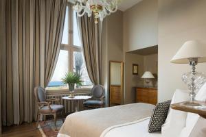 翁弗勒尔La Ferme Saint Simeon Spa - Relais & Chateaux的酒店客房设有一张床和一个大窗户