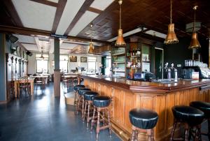BerkhoutTopParken – Park Westerkogge的餐厅内带皮凳的酒吧