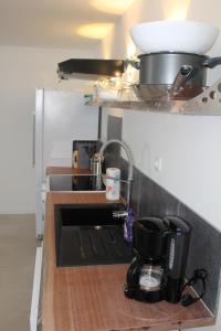 勒布罗伊斯Riders Apartments的厨房配有水槽和咖啡壶
