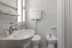 里米尼索尔米奥酒店的白色的浴室设有水槽和卫生间。
