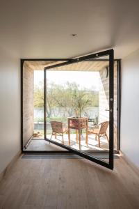 MilleryLa Maison Forte的客房设有通往庭院的大玻璃门。