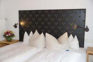 加尔米施-帕滕基兴弗劳多福酒店旅馆的卧室配有白色的床铺和白色的枕头