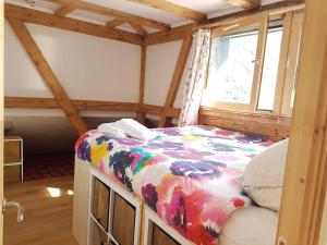 夏蒙尼-勃朗峰Beautiful apartment in Chamonix centre with superb mountain views的窗户客房内的小床