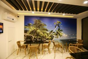 艾登PAPİLLONADA HOTEL的一间棕榈树画餐厅