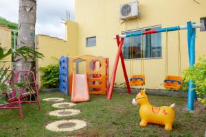 塞古罗港Condomínio Golden Goes的院子里有玩具狗的游乐场