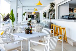 卡亚俄萨尔瓦赫大西洋假日酒店的餐馆里一排白色的桌椅