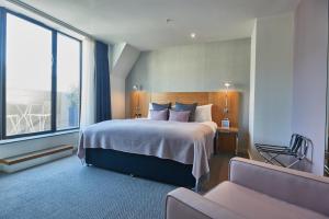 伦敦先瑞伦敦市酒店的酒店客房设有一张床和一个大窗户