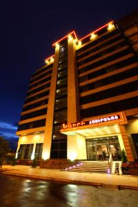 埃里温New Nairi Hotel的一座有灯的大建筑