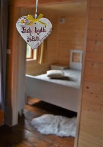 WeseritzNature Center Údolí volavek的一间卧室,床上有心形标志