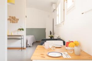 博洛尼亚Residence Studio Vita的一间厨房,内设一张木桌