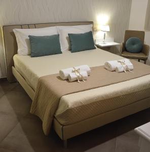 贾迪尼-纳克索斯ZI DIMA APARTMENTS的一间卧室配有一张大床和毛巾