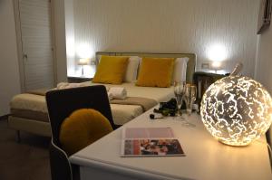 贾迪尼-纳克索斯ZI DIMA APARTMENTS的客厅配有床和带台灯的桌子