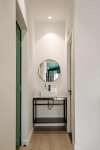 胡志明市Botanist Lab Minihotel by CIRCADIAN的一间带水槽和镜子的浴室