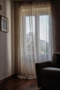 马泰拉Il Giardino di Eleonora的客厅设有大窗户和白色窗帘