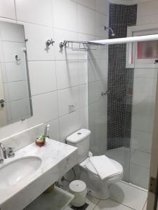 帕拉蒂迦南凯阿那旅馆的浴室配有卫生间、盥洗盆和淋浴。
