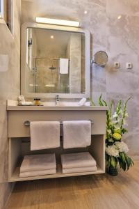 布德瓦Avanti Hotel & Spa的一间带水槽和镜子的浴室