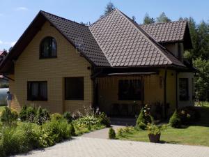 波拉齐克Dom Gościnny的棕色屋顶的黄色房子