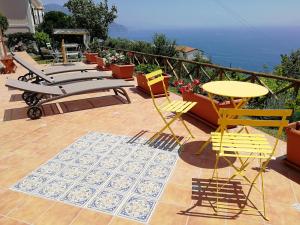 康加德马里尼Villa Donna Antonia - Amalfi Coast的阳台的天井配有桌椅
