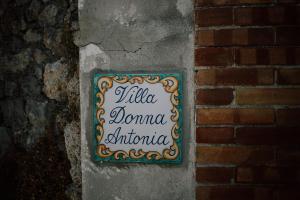 康加德马里尼Villa Donna Antonia - Amalfi Coast的砖墙边的标志
