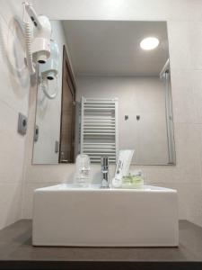 哈卡Casa Otal的浴室设有白色水槽和镜子