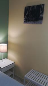 特拉尼Terra Bianca的一间卧室配有一张床和一张带台灯的桌子