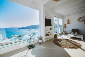 普拉迪斯亚罗斯SeaCode Villas的大型白色客厅设有大窗户