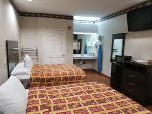 休斯顿Scott Inn & Suites - Downtown Houston的酒店客房带两张床和一间浴室