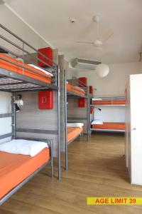 里米尼Jammin' Hostel & Bar Rimini的宿舍间内的一组双层床