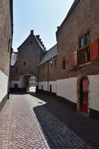 济里克泽Pension Het Pakhuys的一条鹅卵石街道,在一座有小巷的古老建筑中