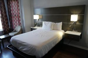 旧金山犹他宾馆的配有一张床和一把椅子的酒店客房