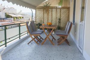 雅典ivannas penthouse的阳台配有一张桌子和两把椅子