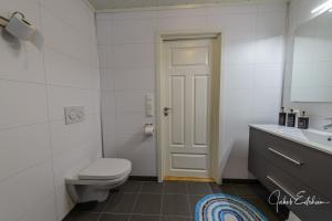 巴尔斯塔Lofotveggen Panorama的白色的浴室设有卫生间和水槽。