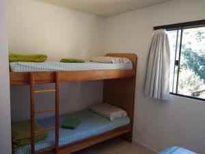 波梅罗迪Hostel Dina & Suítes的带窗户的客房内的两张双层床