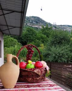 HalidzorSyunyats guest house的花瓶,桌子上的一篮水果