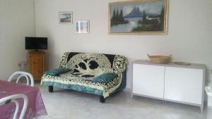 弗卢米尼马焦雷Villa Mary的客厅配有沙发和桌子