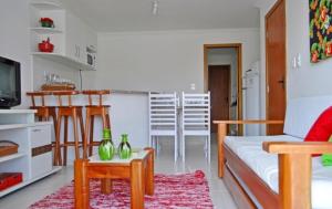 塞古罗港Residencial Mont Sião - Tonziro的带沙发和桌子的客厅以及厨房。