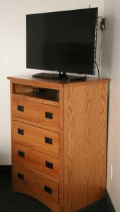 博兹曼博兹曼旅馆的木制梳妆台上方的电视机