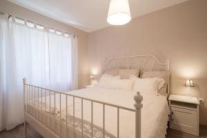 博希尼Pr`Mružo apartmaji的卧室配有白色的床和窗户。