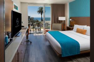 洛杉矶圣塔莫尼卡海滨酒店的酒店客房设有一张床,享有海景。