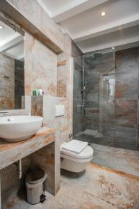 赫瓦尔Boutique Room Kaliopi的一间带水槽、卫生间和淋浴的浴室