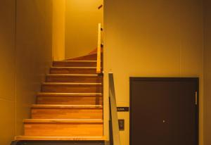 上天草Seacruise House Navio的大楼内有木台阶的楼梯