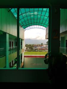 莱城Lae City Hotel的从建筑的窗户欣赏美景
