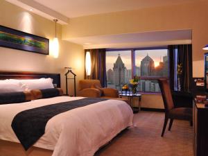 上海上海金陵紫金山大酒店 （原上海国信紫金山大酒店）的酒店客房设有一张床和一个大窗户