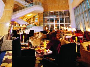 上海上海金陵紫金山大酒店 （原上海国信紫金山大酒店）的大堂,设有桌椅