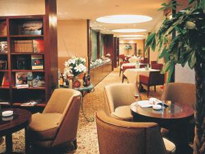 上海上海金陵紫金山大酒店 （原上海国信紫金山大酒店）的酒店大堂设有桌椅和候客室