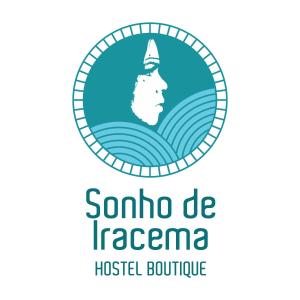 福塔莱萨Sonho de Iracema Hostel Boutique的水中男人的照片的酒店客房标志