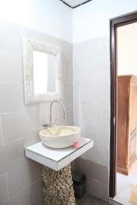 珀尼达岛Dayuh House的一间带水槽和镜子的浴室